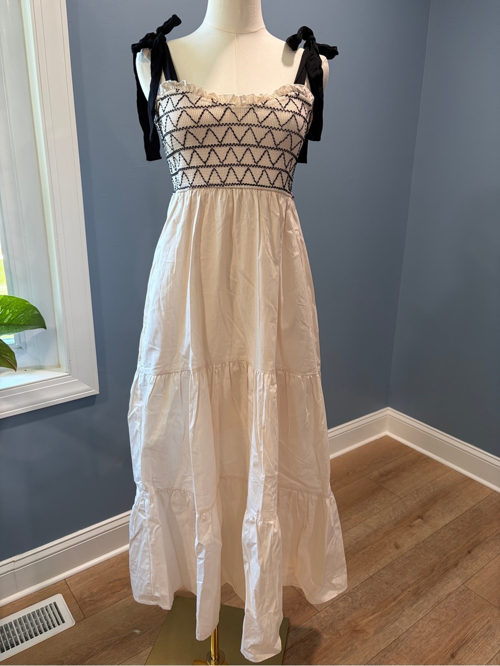 Trixxi White & Black Smocked Tie Strap Maxi Dress Women’s Medium